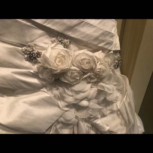 Allure bridals wedding gown - Picture 4 of 8